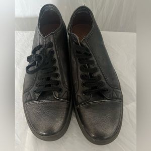 Men Kenneth Cole stylish sneaker pewter size 10M black undertones lace up
